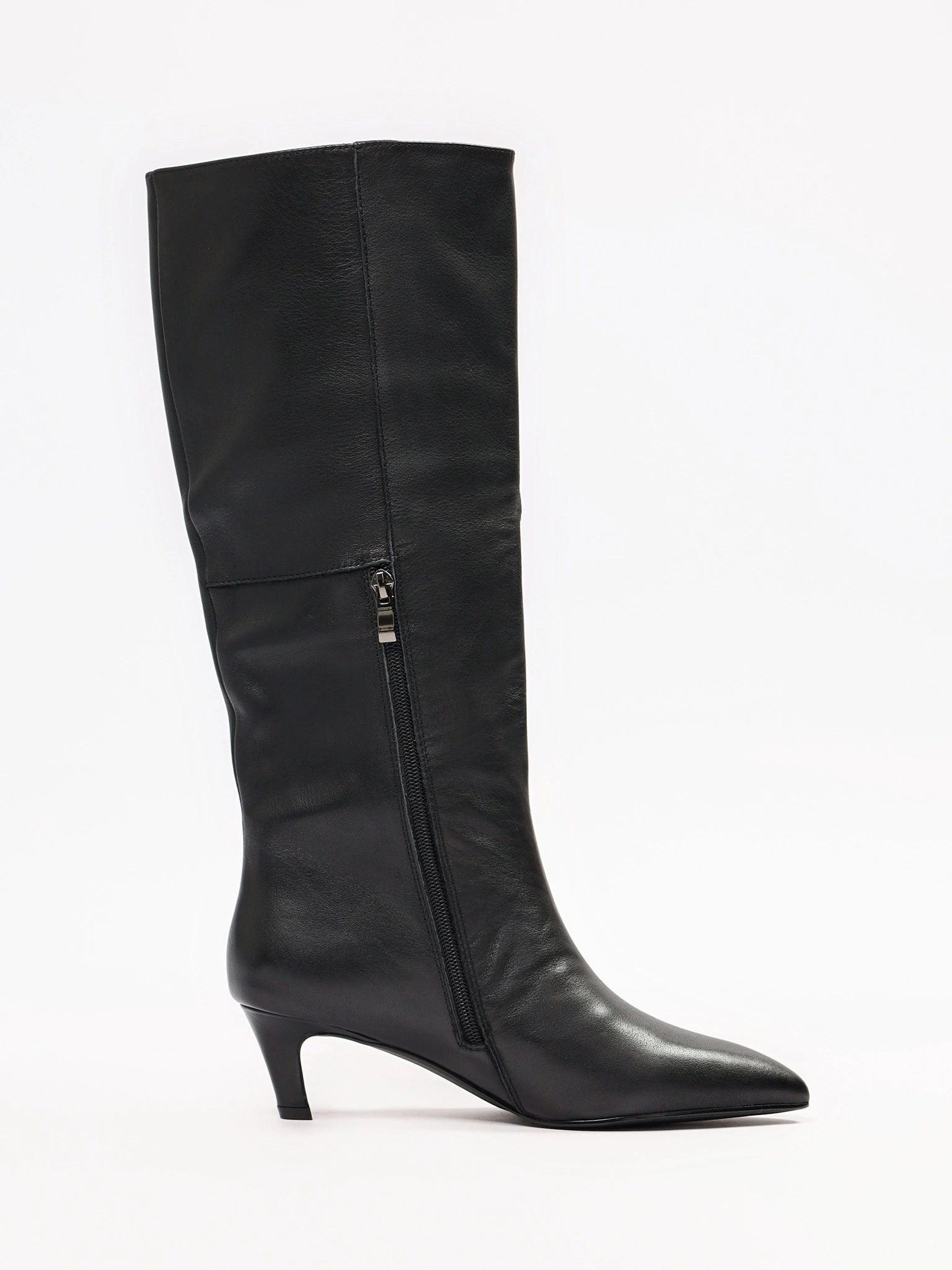 Сапоги черного цвета на среднем каблуке